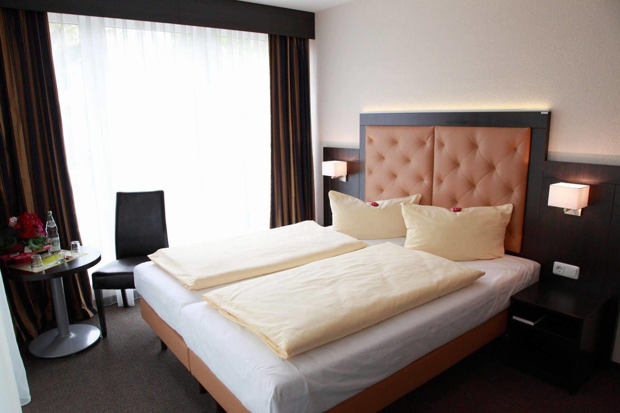 Hotel Zur Heidebluete Hambuhren Экстерьер фото