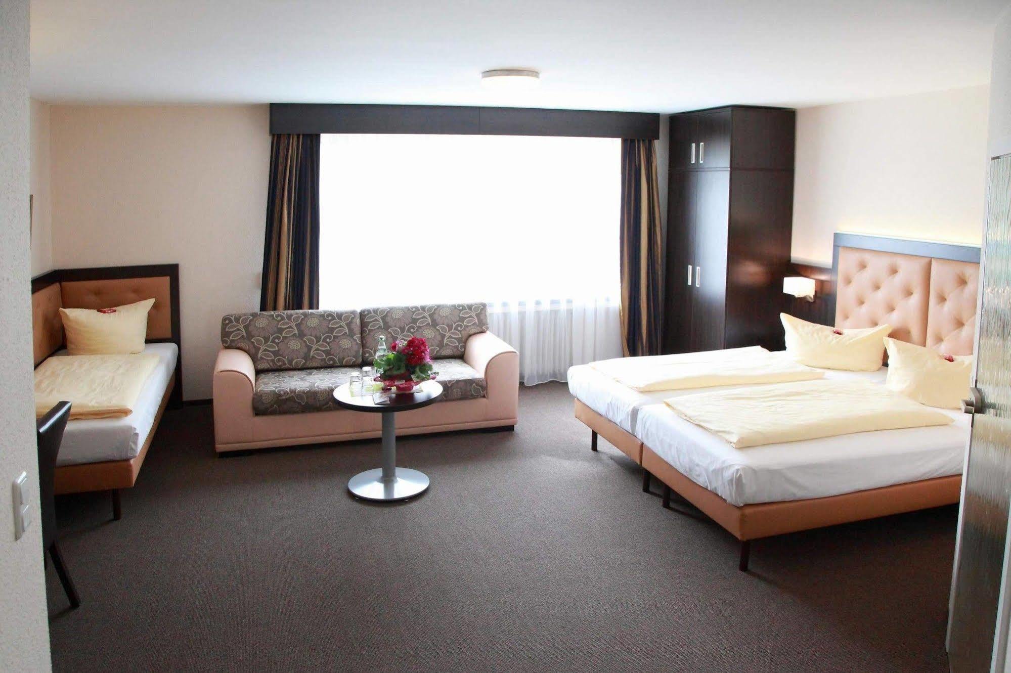 Hotel Zur Heidebluete Hambuhren Экстерьер фото